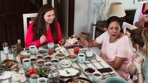 Una mesa de comedor con diversos platos y bebidas, mostrando un ambiente para comer.
