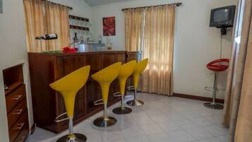 Villa, 4 Bedrooms, Garden View | Bar (di hartanah)