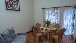 Villa, 4 Bedrooms, Garden View | In-room dining