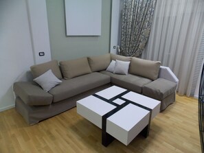 Apartment, 3 Bedrooms, Balcony | Seterika/papan seterika, katil lipat simpan/tambahan, Wi-fi percuma 