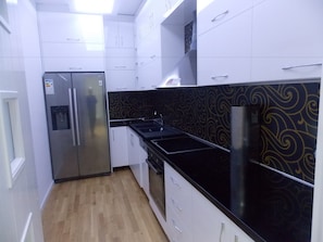 Departamento, 3 habitaciones, balcón | Cocina privada | Refrigerador, parrilla de estufa y utensilios de cocina 