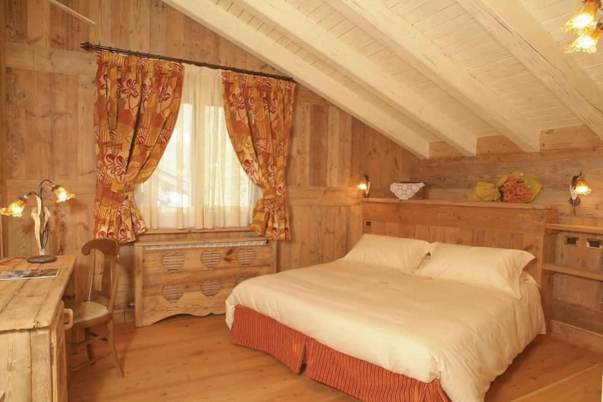 Standard Double Room | Minibar, desk, WiFi (free), bed sheets