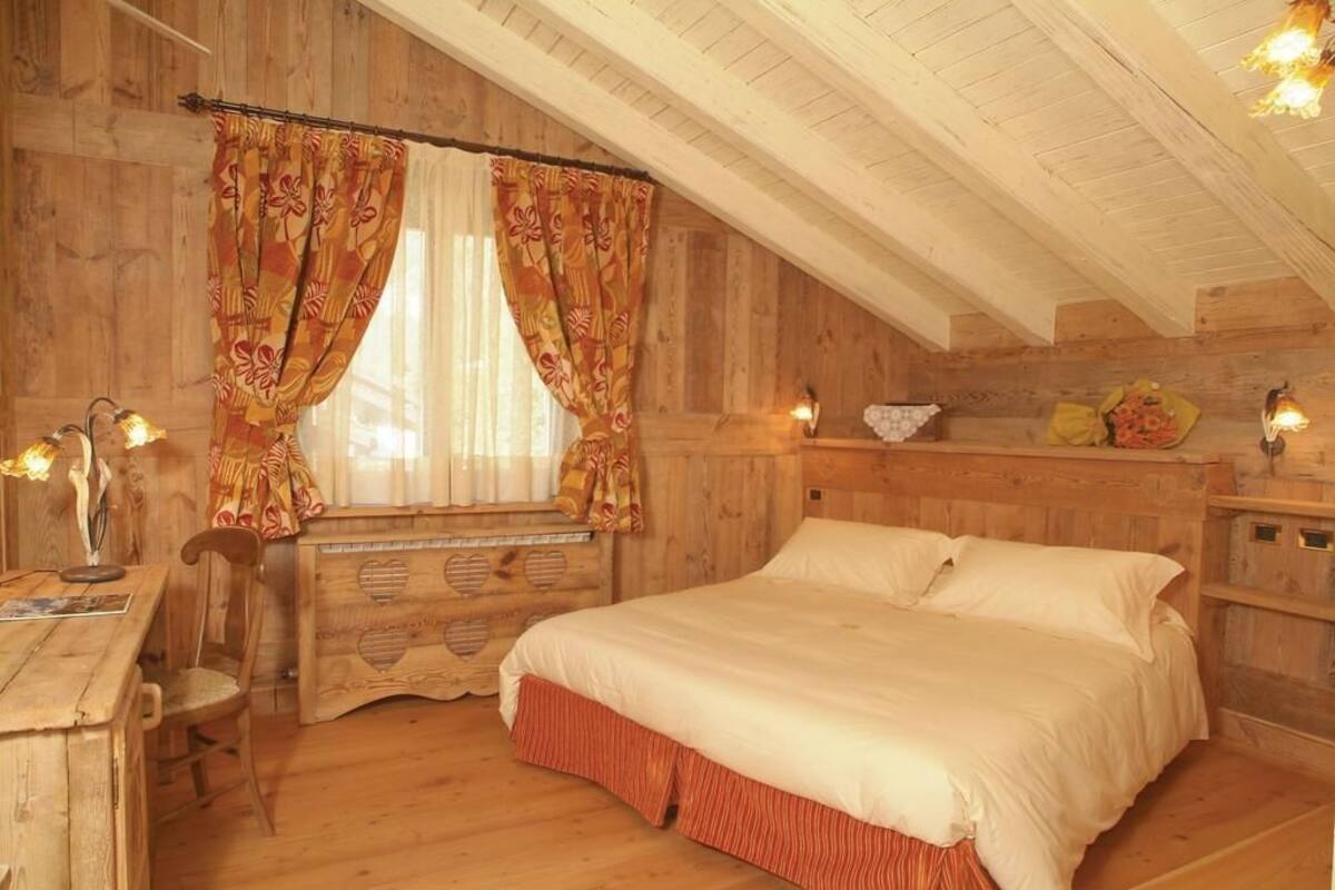 Standaard tweepersoonskamer | Een minibar, een bureau, gratis wifi, beddengoed