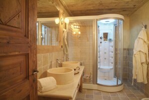 Dusche, kostenlose Toilettenartikel, Haartrockner, Bademäntel