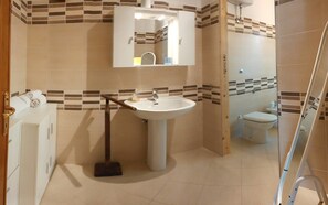 Family Apartment | Bathroom | Shower, bidet, towels - B&B L'Aquila (L'Aquila)