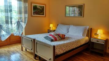 Comfort Triple Room | Desk, cribs/infant beds, rollaway beds, free WiFi
