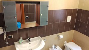 Comfort Triple Room | Bathroom | Shower, bidet, towels - B&B L'Aquila (L'Aquila)