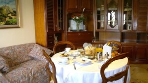 Free daily buffet breakfast - B&B L'Aquila (L'Aquila)