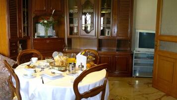 Free daily buffet breakfast