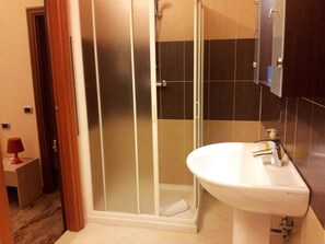Shower, bidet, towels - B&B L'Aquila (L'Aquila)