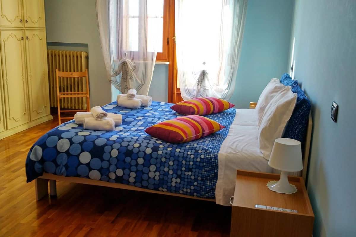Comfort driepersoonskamer | Een bureau, babybedden, extra bedden, gratis wifi