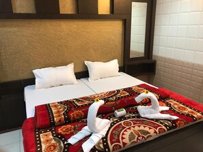 Premium bedding, cribs/infant beds, free WiFi, bed sheets - Hotel Sheela (Agra)