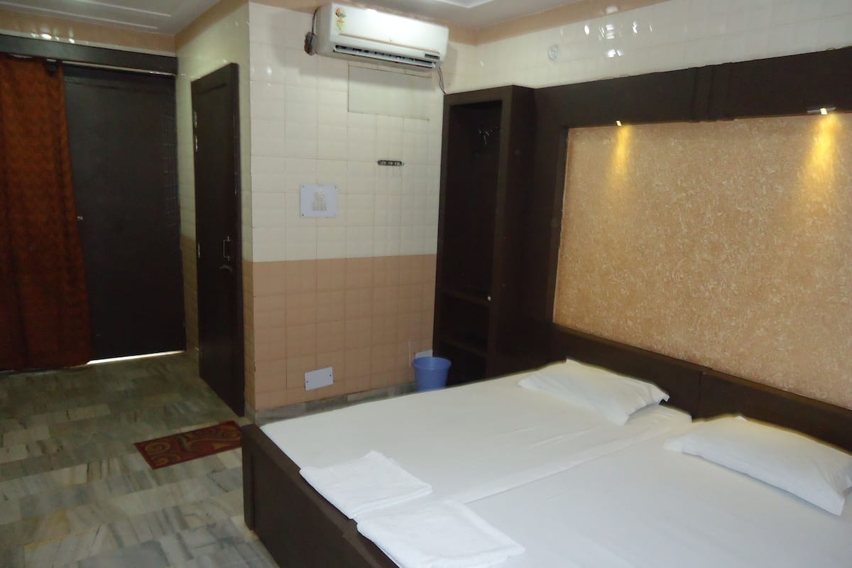 Standard Double or Twin Room, 2 Single Beds, Accessible | Premium bedding, cots/infant beds, free WiFi, bed sheets