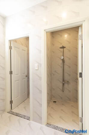 Badkamer met douche