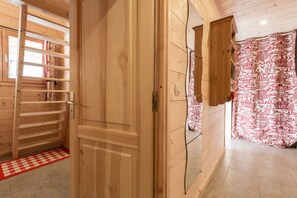 Departamento Confort, varias camas, para no fumadores | Área de sala de estar | Televisión de pantalla plana y juguetes