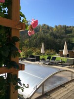 Una piscina techada, una piscina al aire libre de temporada, sombrillas