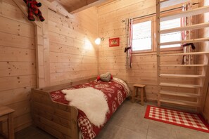 Comfort Apartment, Multiple Beds, Non Smoking | Living area | Flat-screen TV, toys