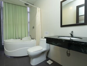 Dobbeltrom – premium, 1 kingsize-seng | Bad | Dusj og håndklær