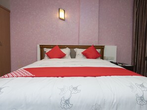 Chambre Prestige double, 1 très grand lit | Lit d’appoint (supplément), accès au Wi-Fi (inclus), literie fournie