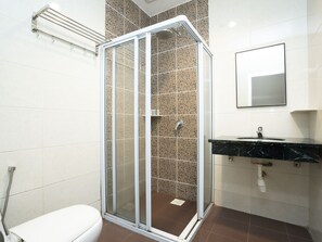 Familienzimmer, 2 Doppelbetten | Badezimmer | Dusche, Handtücher