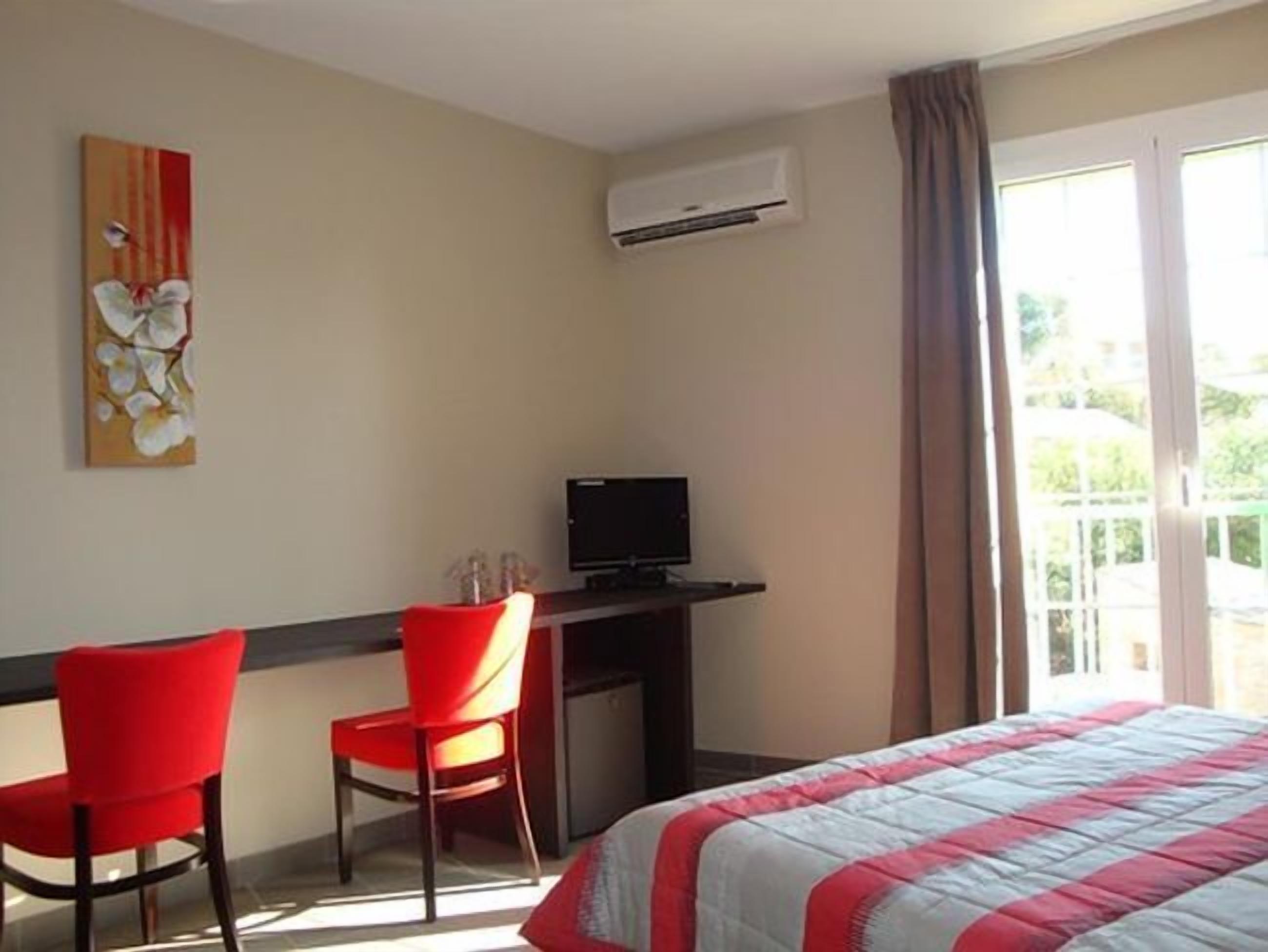 Premium bedding, individually decorated, individually furnished, desk