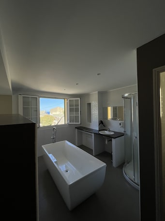 Shower, free toiletries, hair dryer, towels. Chambres d'hôtes chez Fernand