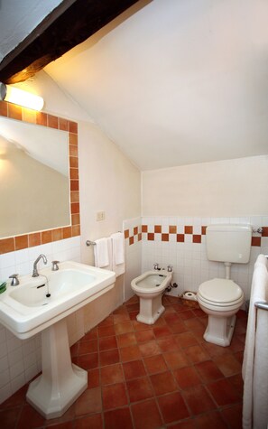 Studio, 1 queensize bed | Badkamer | Gratis toiletartikelen, een haardroger, handdoeken