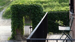 A balcony with a view of a green field and hills. - Tenuta Guazzaura (Serralunga di Crea)