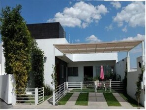 Front of property - Hotel Meson Doña Lupe (San Joaquin)