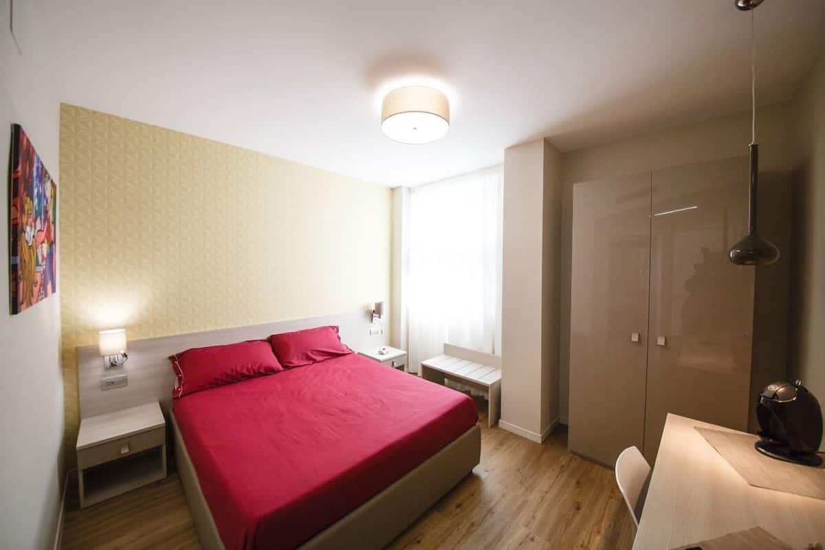 Tweepersoonskamer, 1 queensize bed, toegankelijk voor mindervaliden, niet-roken | Een minibar, een bureau, gratis babybedden, gratis wifi
