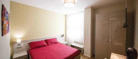 Tweepersoonskamer, 1 queensize bed, toegankelijk voor mindervaliden, niet-roken | Een minibar, een bureau, gratis babybedden, gratis wifi