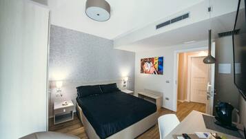 Minibar, una scrivania, culle/letti per bambini (gratuiti)