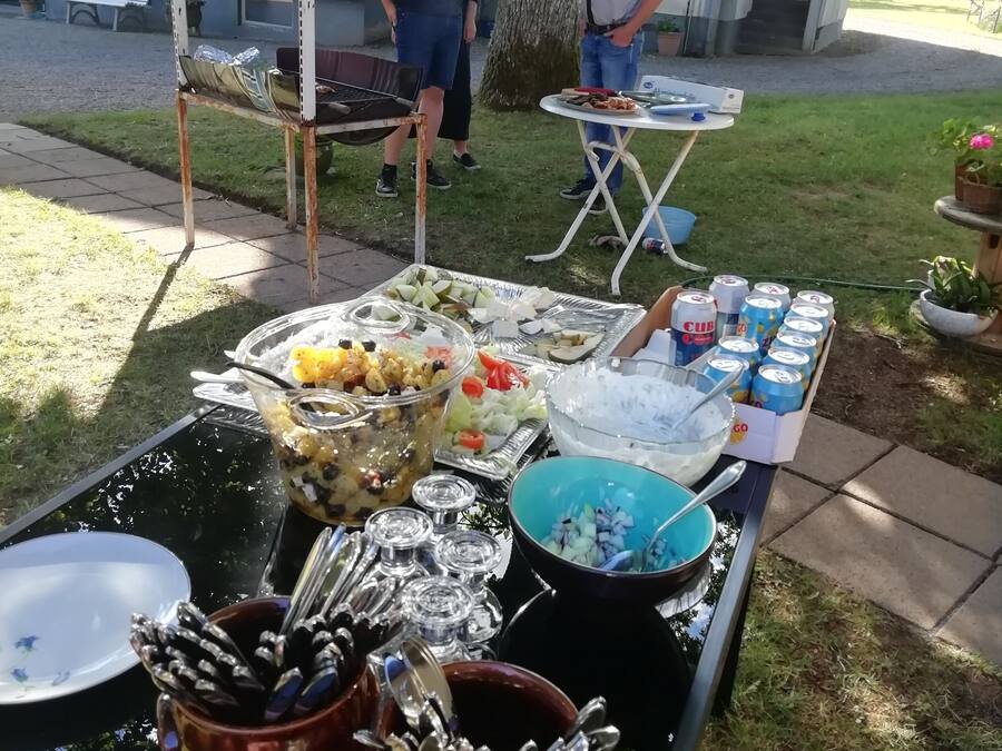 Un buffet en plein air avec divers plats et boissons disposés sur une table.