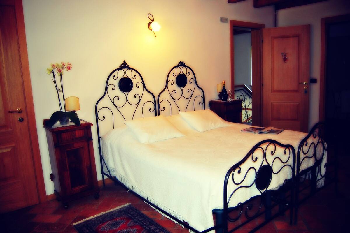 Chambre Double ou avec lits jumeaux | Lits bébé (en supplément), Wi-Fi gratuit, draps fournis