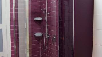 Suite, 2 camere da letto, vista giardino | Doccia