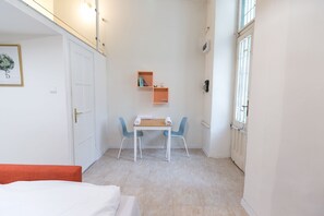 City Studio, 1 Double Bed with Sofa bed | In-room dining