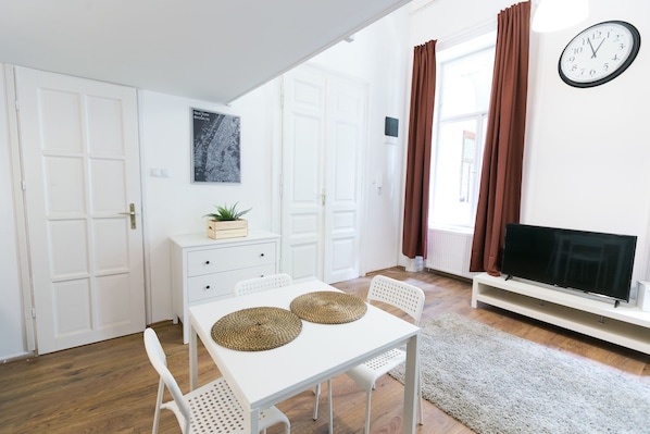 City Studio, 1 Double Bed with Sofa bed | In-room dining