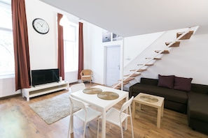 City Studio, 1 Double Bed with Sofa bed | In-room dining
