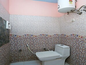 Shower, free toiletries, towels