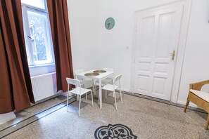 City-Studio, 1 Doppelbett | Essbereich im Zimmer