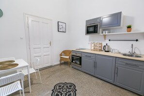 City-Studio, 1 Doppelbett | Eigene Küche | Kühlschrank, Mikrowelle, Ofen, Herdplatte