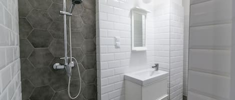 Studio Ville, 1 lit double | Salle de bain | Douche, serviettes fournies