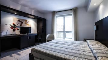 Egyptian cotton sheets, premium bedding, minibar, in-room safe