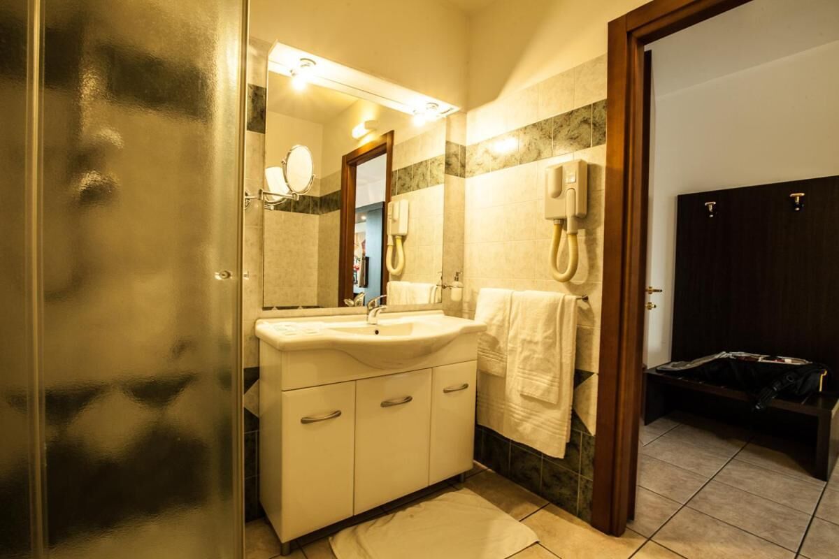 shower, free toiletries, hair dryer, slippers