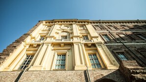 Un edificio a più piani con elementi architettonici classici, tra cui colonne e modanature decorative.