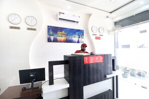 Reception - OYO 16379 Hotel LivInn Hub (Amritsar)