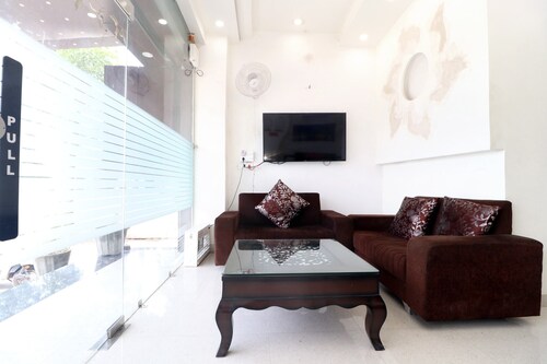 OYO 16379 Hotel LivInn Hub