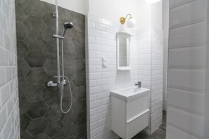 Apartamento City, 4 habitaciones | Baño | Ducha y toallas