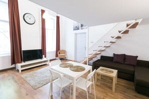 City Apartment, 4 Bedrooms | In-room dining - Sparkling Ernesto IV (Budapest)