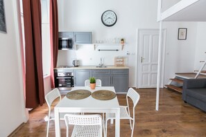 City Apartment, 4 Bedrooms | In-room dining - Sparkling Ernesto IV (Budapest)